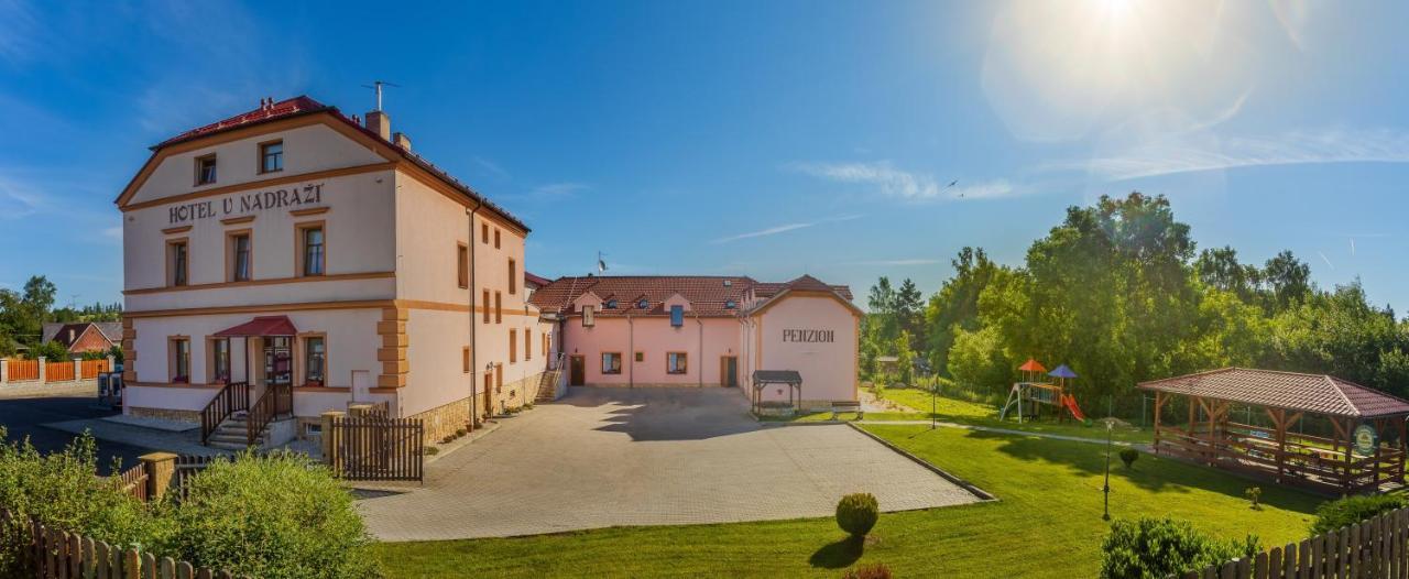 Hotel U Nádraží Město Esterno foto